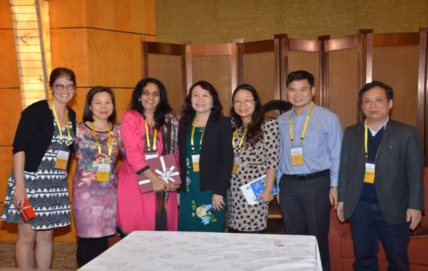 Thứ trưởng Bộ GD-ĐT Nguyễn Thị Nghĩa (thứ 4 từ phải sang) tiếp bà Chemba - Đại diện UNICEF Toàn cầu và Khu vực Đông Á Thái Bình Dương.