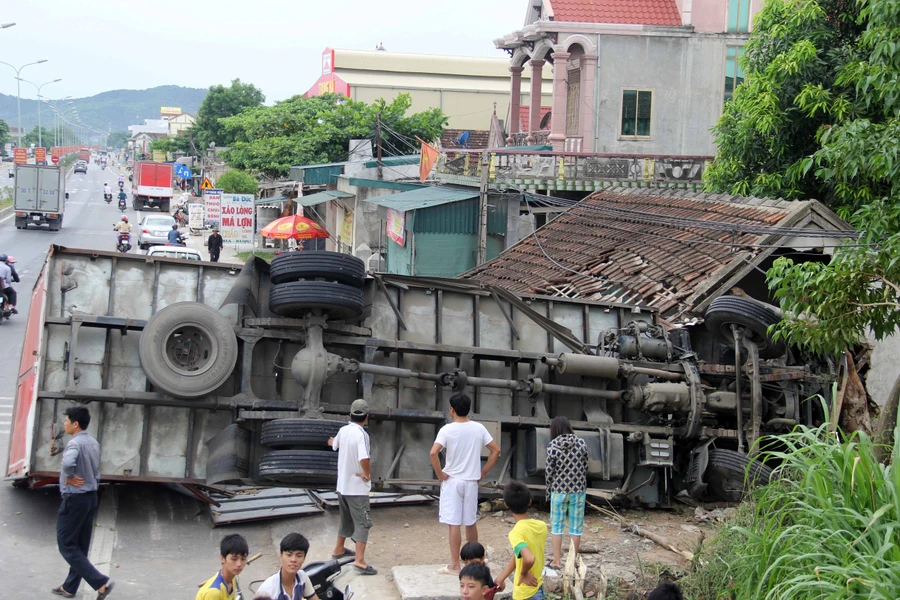 Chiếc xe lật nghiêng, phần đầu chui vào trong nhà