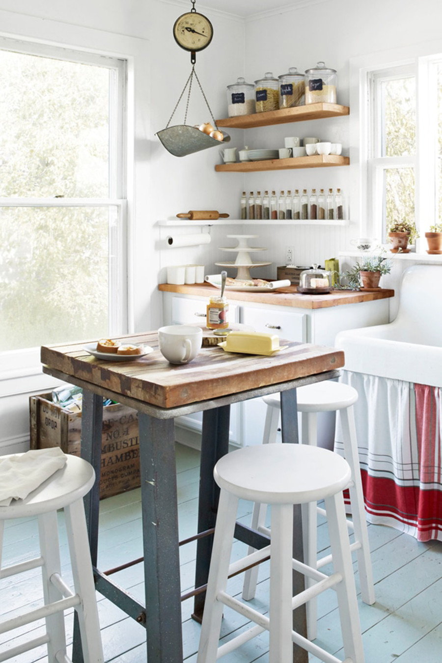 Chuyển thực phẩm số lượng lớn từ túi sang lọ thủy tinh để xem bạn có trong tay một cái nhìn hấp dẫn hơn khi bắt tay vào nấu nướng. (Ảnh: ITN) Chuyển thực phẩm số lượng lớn từ túi sang lọ thủy tinh để xem bạn có trong tay một cái nhìn hấp dẫn hơn khi bắt tay vào nấu nướng. (Ảnh: ITN)