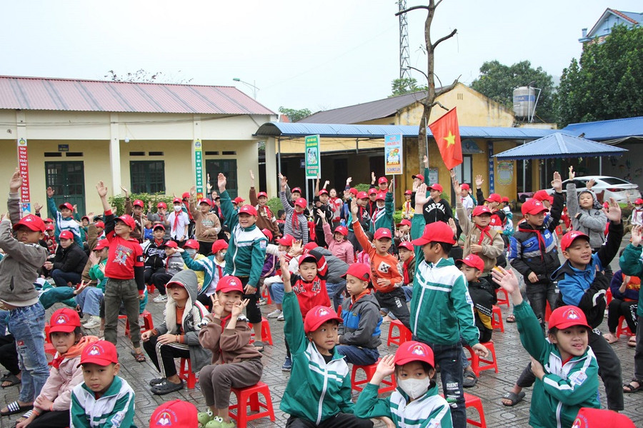 Học sinh trường Tiểu học Tân Linh hào hứng hưởng ứng chương trình &quot;Nuôi dưỡng mầm xanh&quot;