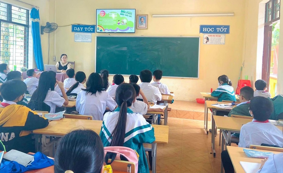 Các thầy cô giáo phải khắc phục khó khăn làm đồ dùng đáp ứng nhu cầu dạy và học.