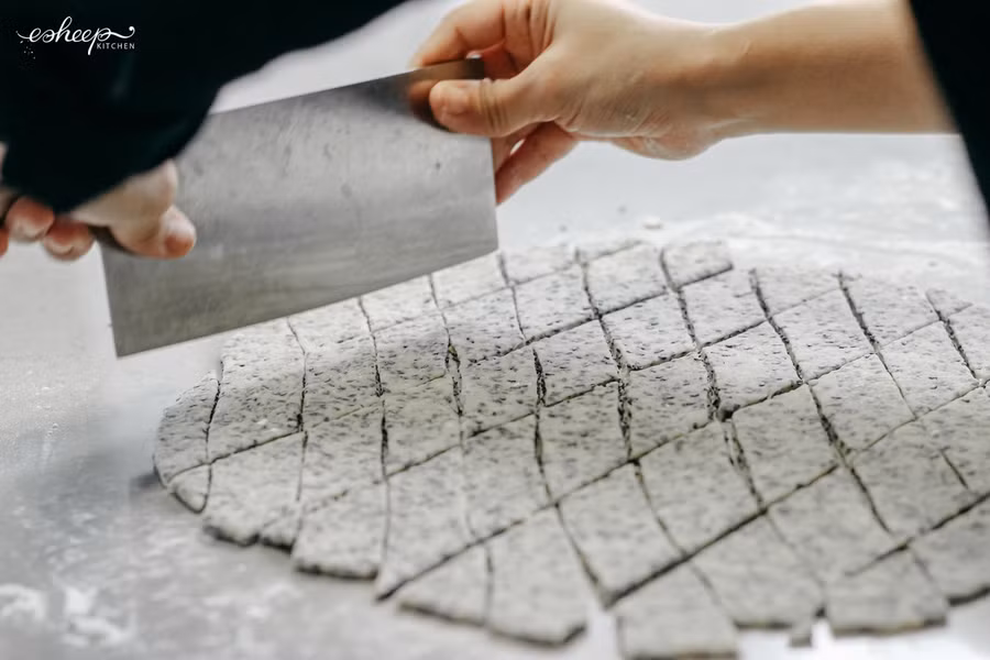 Cắt bột thành những miếng hình thoi với các cạnh dài 2-3cm.