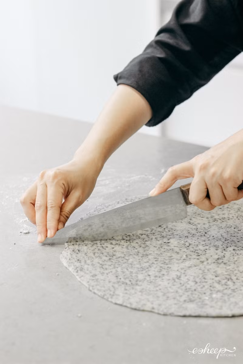 Cắt bột thành những miếng hình thoi với các cạnh dài 2-3cm.