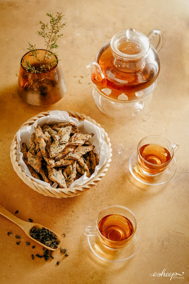 Thưởng thức bánh với một tách trà thơm, nhâm nhi để cảm nhận mùi vị của tình yêu. Thưởng thức bánh với một tách trà thơm, nhâm nhi để cảm nhận mùi vị của tình yêu.