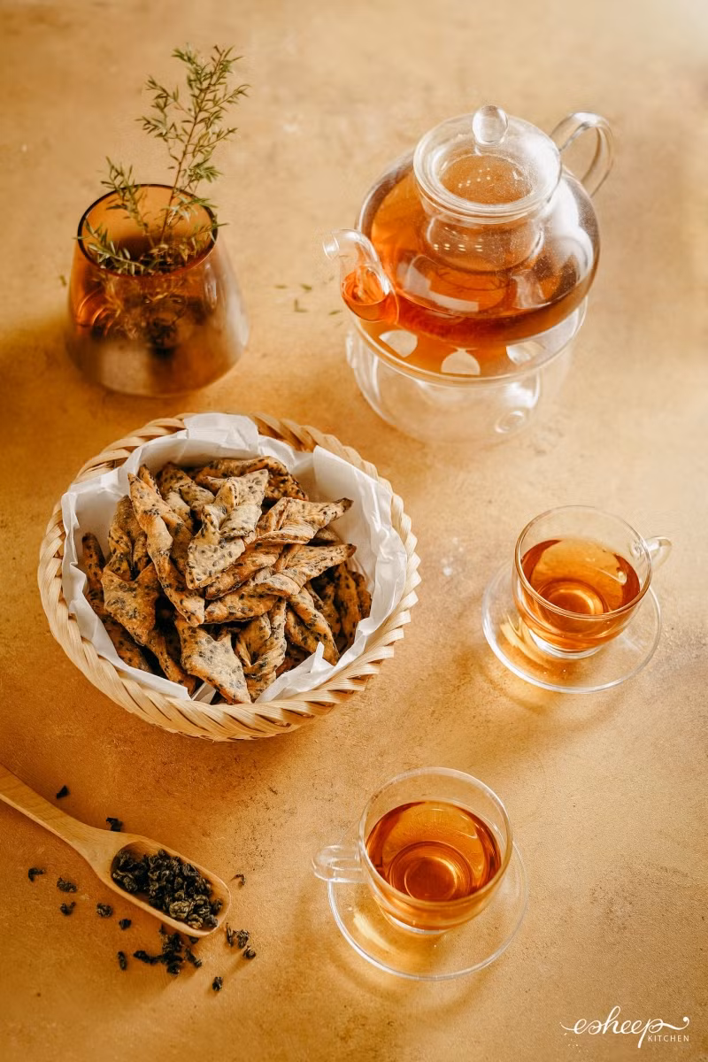 Thưởng thức bánh với một tách trà thơm, nhâm nhi để cảm nhận mùi vị của tình yêu.