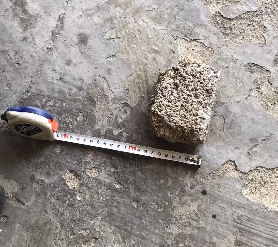 Viên gạch được Nguyễn Văn Phi tấn công lực lượng chức năng.