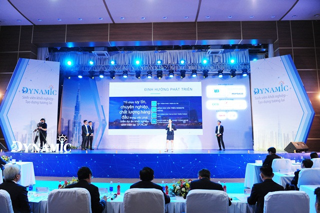 Phần trình bày của một đội thi tại vòng chung kết Phần trình bày của một đội thi tại vòng chung kết