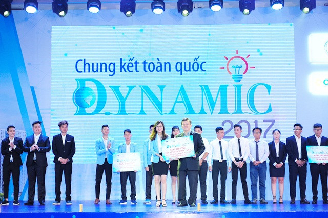 Ban giám khảo trao giải Nhì cho CLB Dynamic Trường ĐH Kinh tế Quốc dân Ban giám khảo trao giải Nhì cho CLB Dynamic Trường ĐH Kinh tế Quốc dân