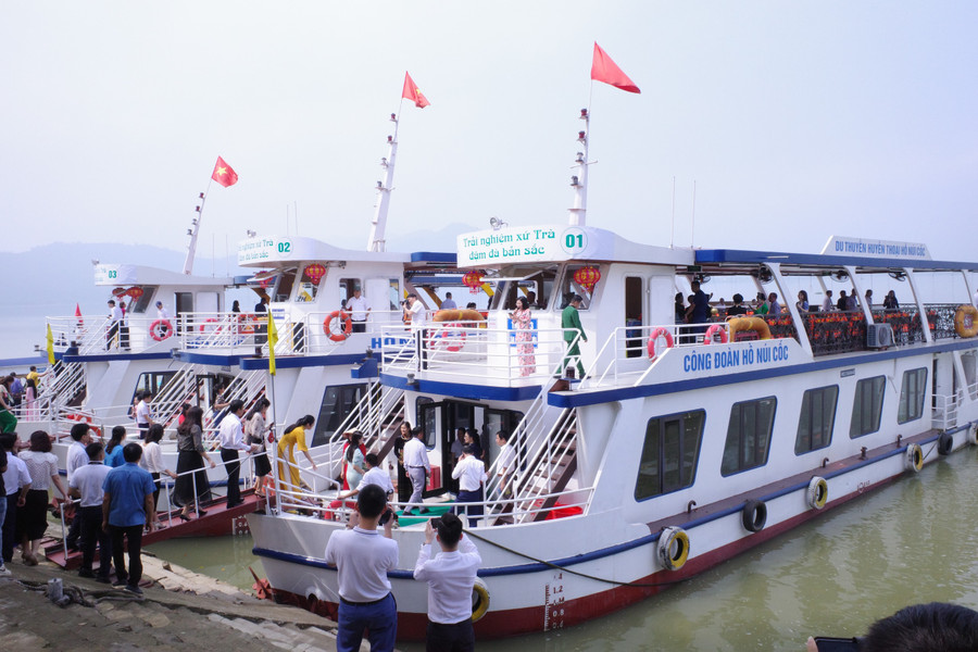 Các đại biểu trải nghiệm du thuyền trên Hồ Núi Cốc. Các đại biểu trải nghiệm du thuyền trên Hồ Núi Cốc.