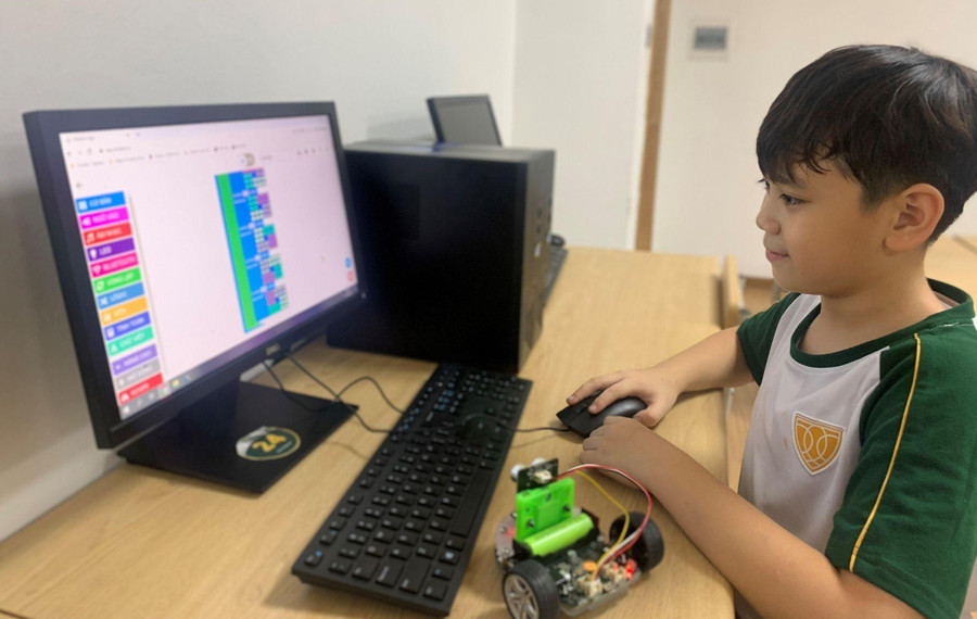 Em Nguyễn Ngọc Toàn thực hành điều khiển Robot với cảm biến khoảng cách