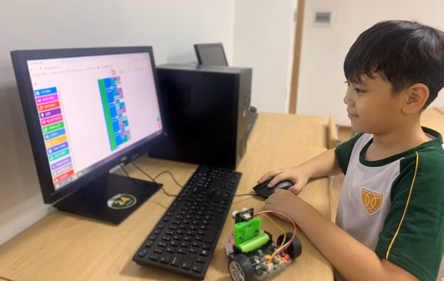 Em Nguyễn Ngọc Toàn thực hành điều khiển Robot với cảm biến khoảng cách