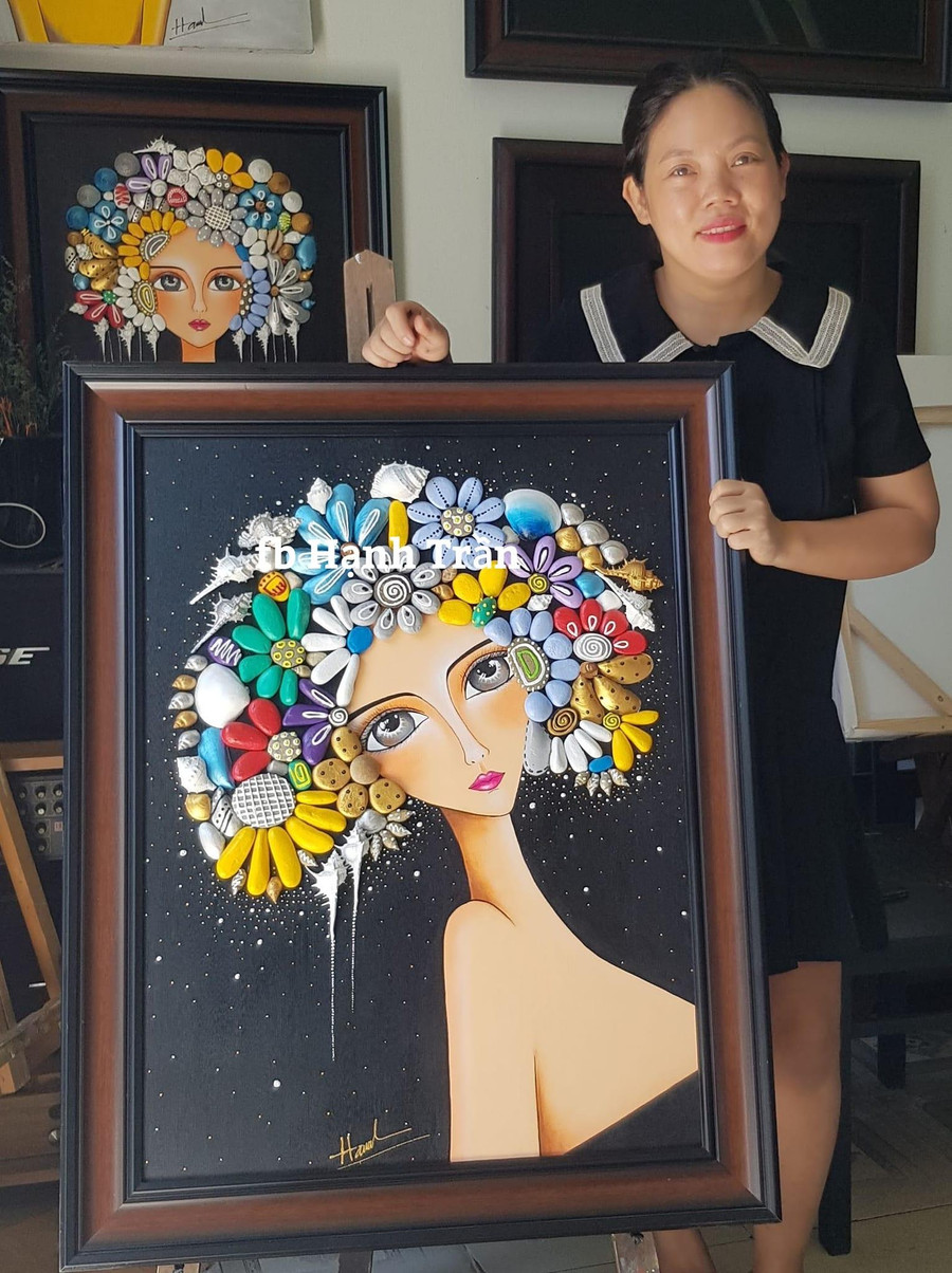 Chị Hạnh với một tác phẩm đã hoàn thành.