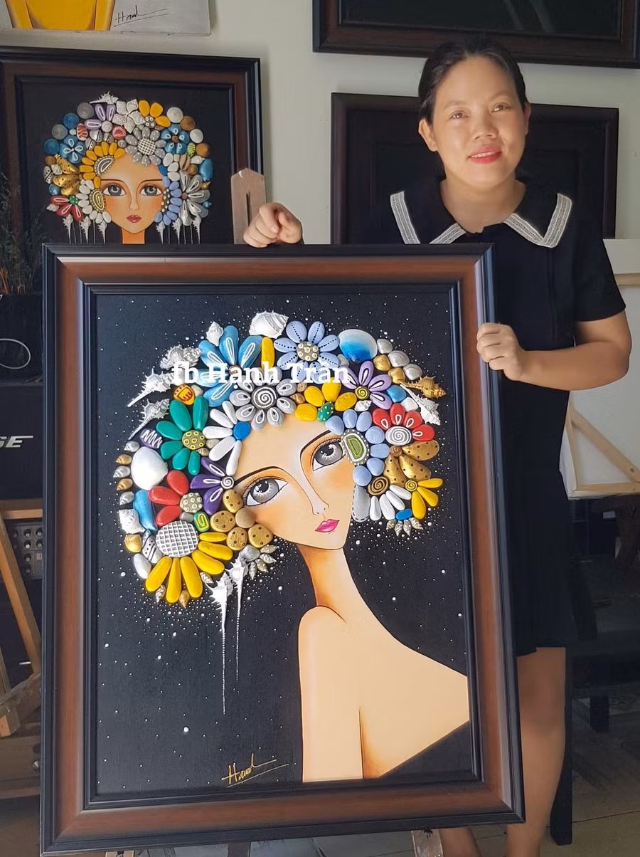 Chị Hạnh với một tác phẩm đã hoàn thành.