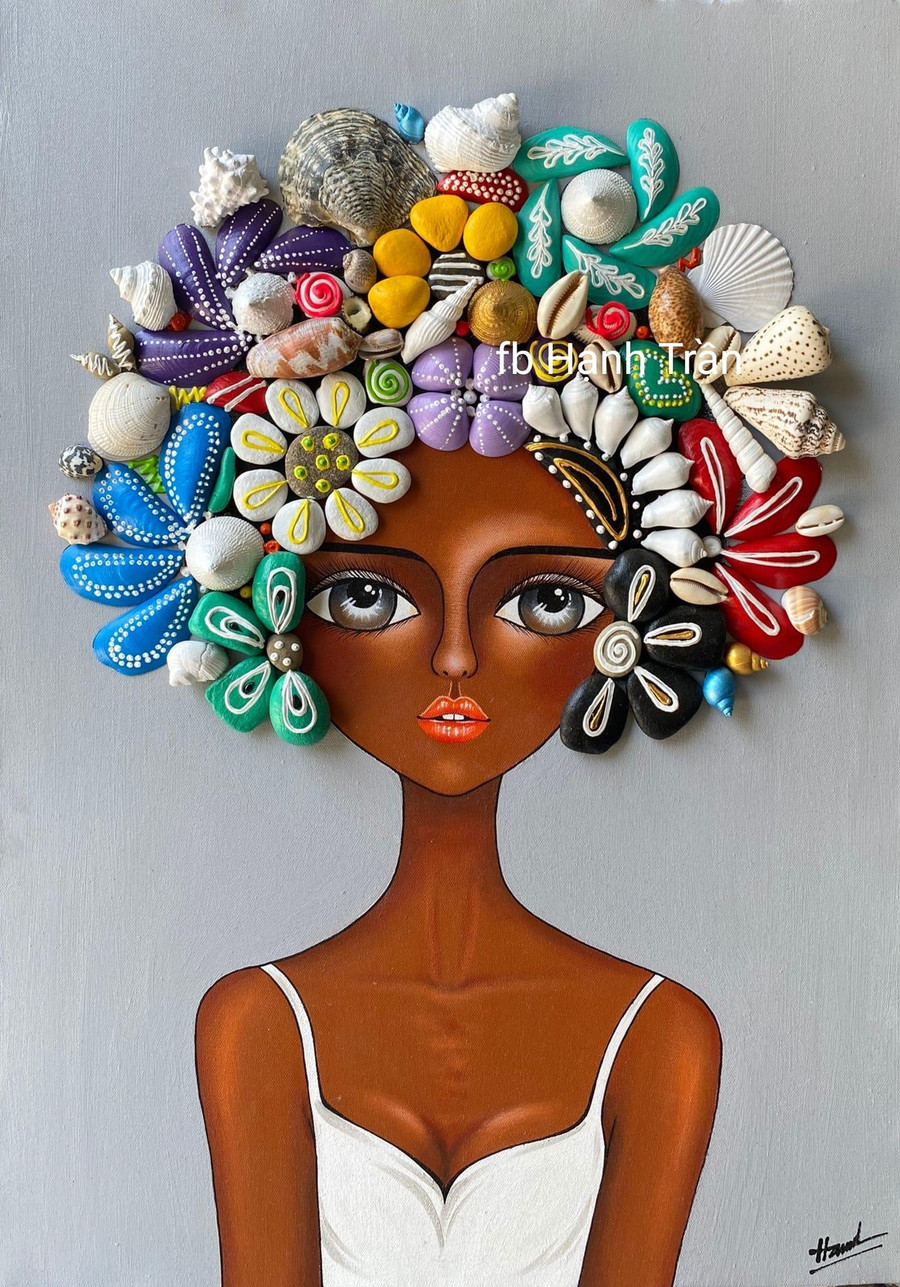 Qua bàn tay khéo léo của người mẹ đảm những viên sỏi, đá, vỏ ốc… được “hô biến” thành tác phẩm sống động.