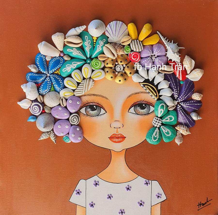 Chị Hạnh cho biết, tranh được vẽ tay trên nền bố thô bằng màu acrylics, dùng keo silicon kết đính chất liệu, sau khi hoàn thiện mình bắt đầu vẽ thêm họa tiết lên tranh và phun thêm lớp sơn phủ bảo vệ tranh.