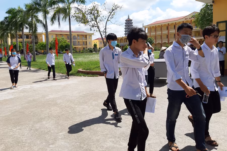 Thí sinh tan buổi thi đầu.