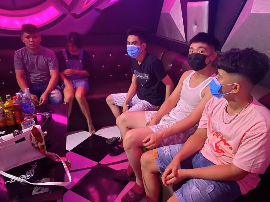 Hà Nam: Bất chấp lệnh cấm, 18 người rủ nhau ca hát