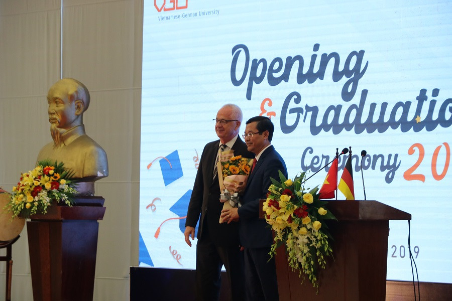 GS.TS Tomas Benz- Hiệu trưởng VGU tặng hoa cho Thứ trưởng Nguyễn Văn Phúc