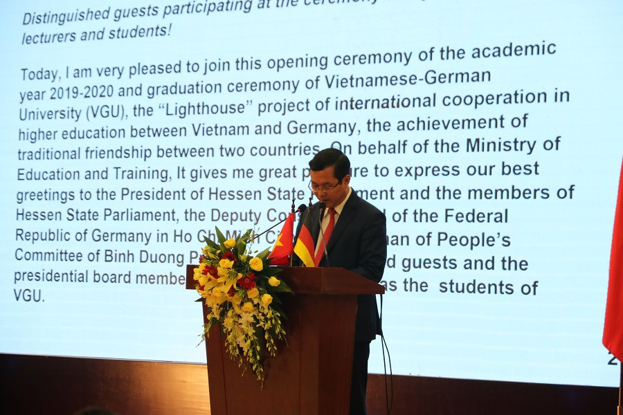 Thứ trưởng Bộ GD&ĐT Nguyễn Văn Phúc phát biểu tại lễ khai giảng của VGU