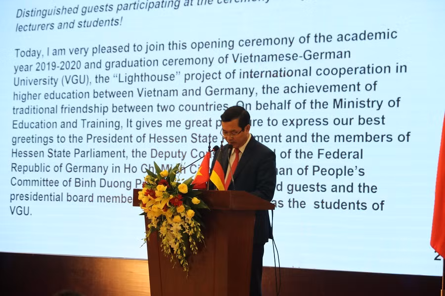 Thứ trưởng Bộ GD&ĐT Nguyễn Văn Phúc phát biểu tại lễ khai giảng của VGU