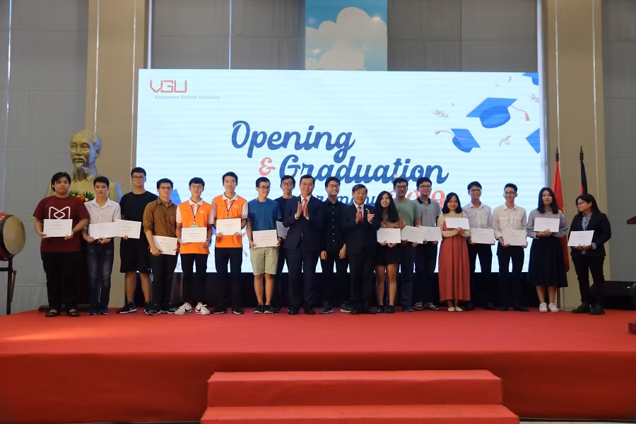 Thứ trưởng Bộ GD&ĐT Nguyễn Văn Phúc trao học bổng khuyến học của VGU cho sinh viên năm 1