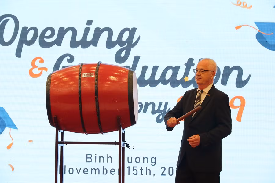 GS.TS Tomas Benz- Hiệu trưởng VGU đánh trống khai giảng năm học mới