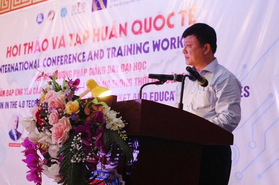 PGS.TS Hoàng Văn Hùng, Giám đốc Đại học Thái Nguyên phát biểu tại Hội thảo. PGS.TS Hoàng Văn Hùng, Giám đốc Đại học Thái Nguyên phát biểu tại Hội thảo.