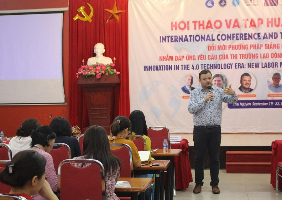 PGS.TS Jasmin Donlic đến từ Đại học Alpen Adria. PGS.TS Jasmin Donlic đến từ Đại học Alpen Adria.