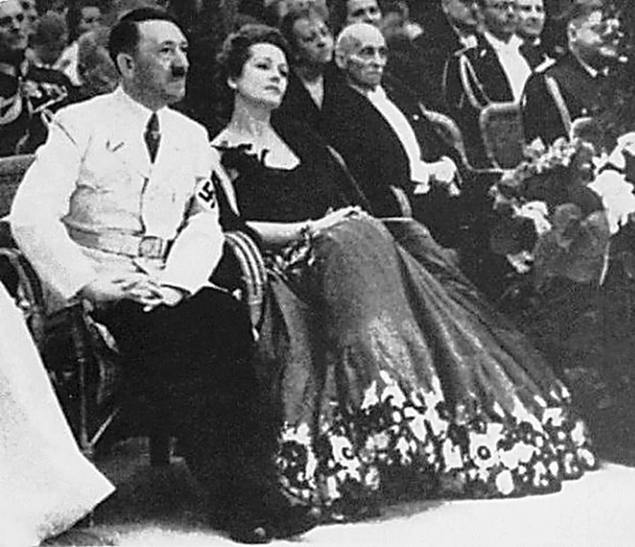 Nữ nghệ sĩ Olga Chekhova ngồi cạnh Hitler trong nhà hát