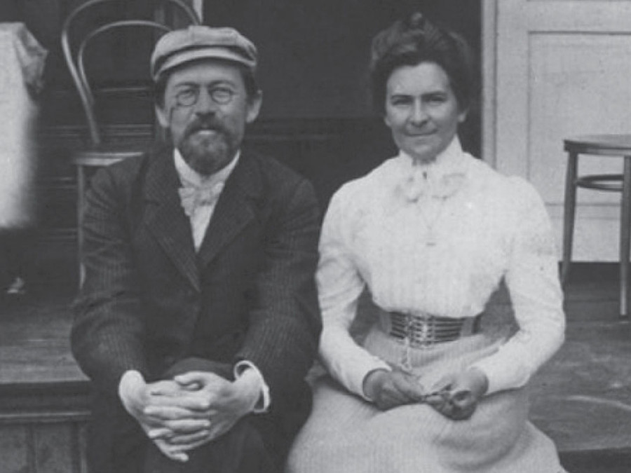 Nhà văn Anton Chekhov và vợ