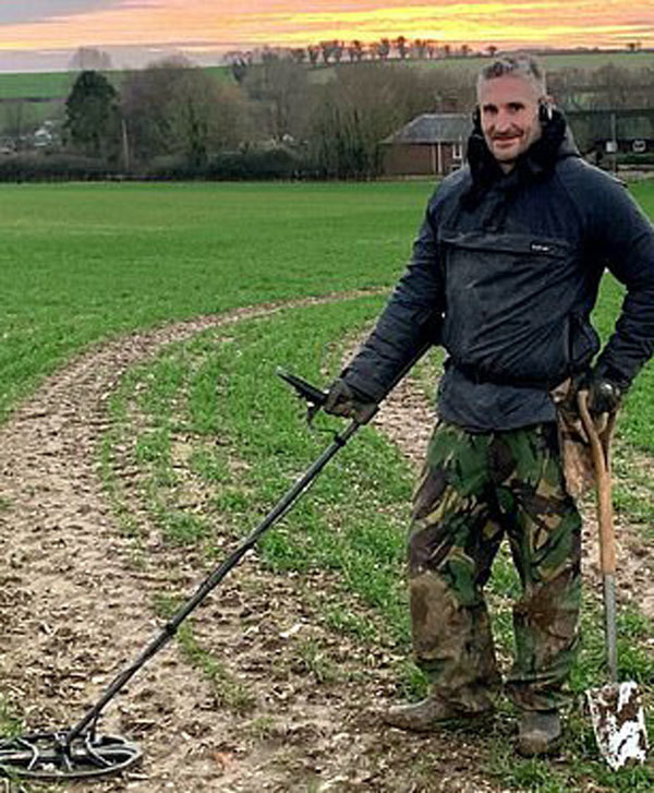 Mò khắp cánh đồng hoang, bất ngờ trúng kho báu 142 tỷ Mò khắp cánh đồng hoang, bất ngờ trúng kho báu 142 tỷ