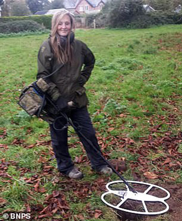 Mò khắp cánh đồng hoang, bất ngờ trúng kho báu 142 tỷ Mò khắp cánh đồng hoang, bất ngờ trúng kho báu 142 tỷ