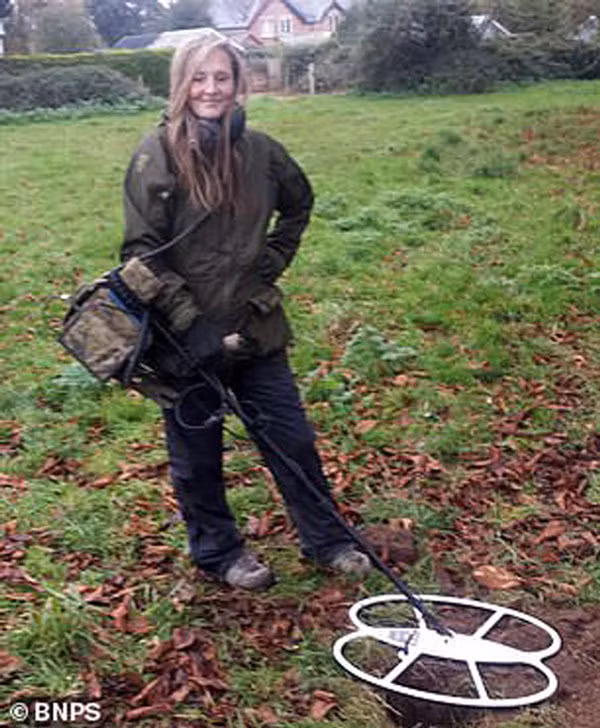 Mò khắp cánh đồng hoang, bất ngờ trúng kho báu 142 tỷ