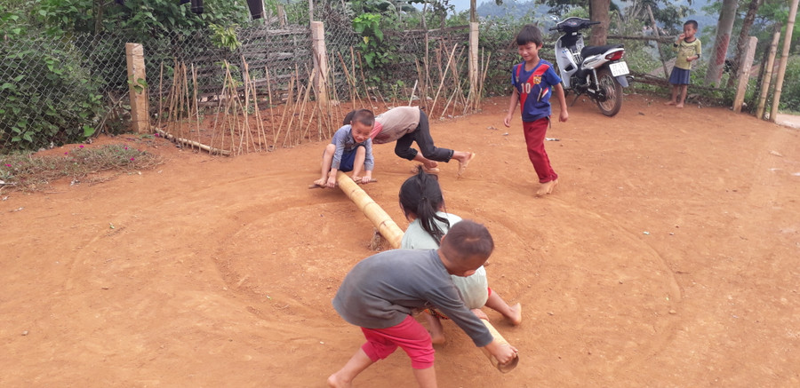 Ở những điểm trường biên giới khó khăn, khi nguồn vốn đầu tư chưa “vươn tới”, các cô giáo phải tự “chế” đồ dùng, đồ chơi cho trẻ.	Ảnh:TG