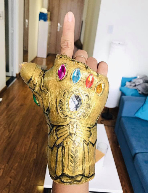 Bàn tay bó bột bỗng trở thành Găng tay Vô cực của Thanos.