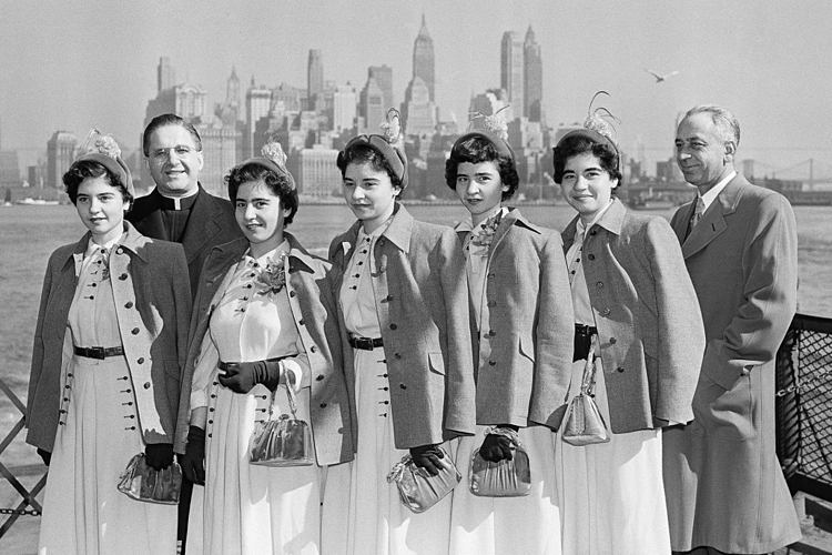 Năm chị em nhà Dionne lúc trưởng thành. Ảnh: AP.