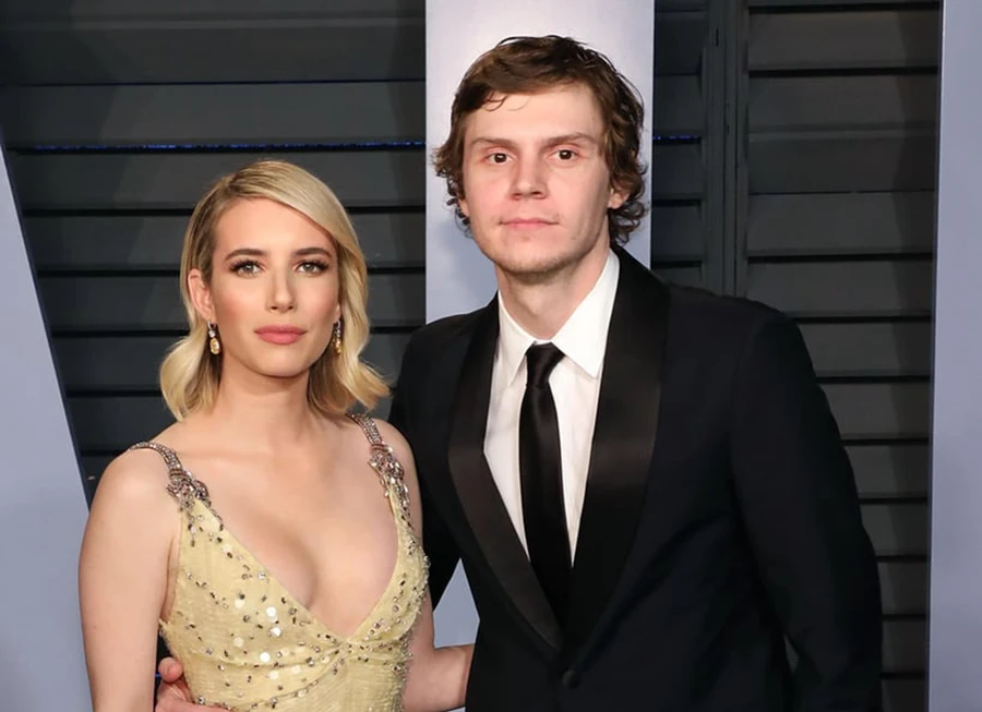 Emma Robert và Evan Peters.