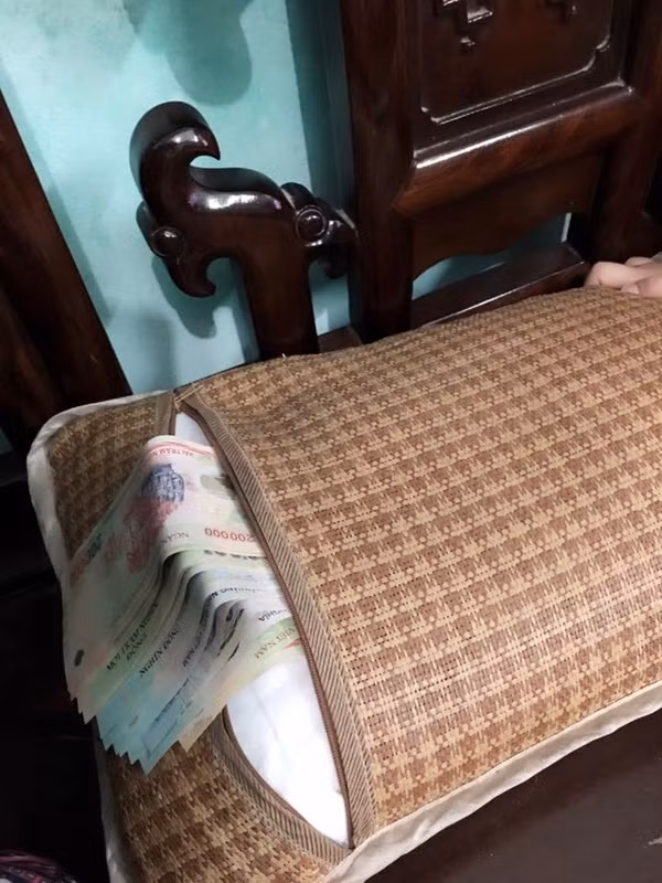 Đừng hòng giấu được quỹ đen khỏi con mắt người vợ.