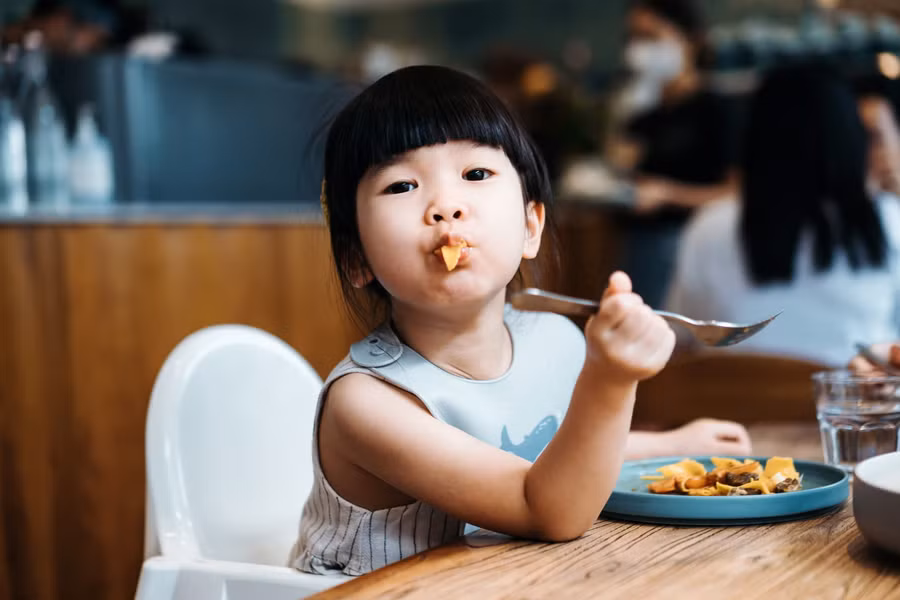 Trẻ em nhìn vào cha mẹ để tìm hiểu những phản ứng trong các tình huống khác nhau. (Ảnh: ITN).