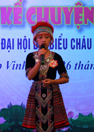 Phần thi kể chuyện Bác Hồ của thí sinh người dân tộc Mông Phần thi kể chuyện Bác Hồ của thí sinh người dân tộc Mông