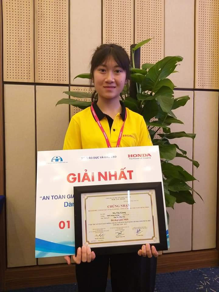 Em Ma Thị Giang học sinh lớp 11G xuất sắc giành giải Nhất cuộc thi "An toàn giao thông cho nụ cười ngày mai" cấp quốc gia Em Ma Thị Giang học sinh lớp 11G xuất sắc giành giải Nhất cuộc thi "An toàn giao thông cho nụ cười ngày mai" cấp quốc gia
