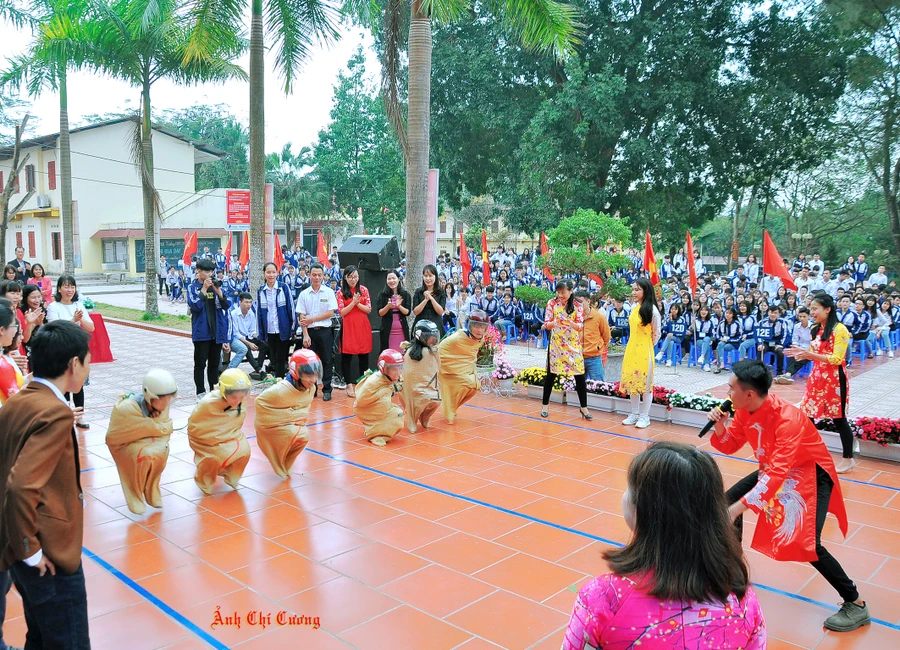 Một tiết học ngoại khóa của các em học sinh trường THPT Hùng Vương