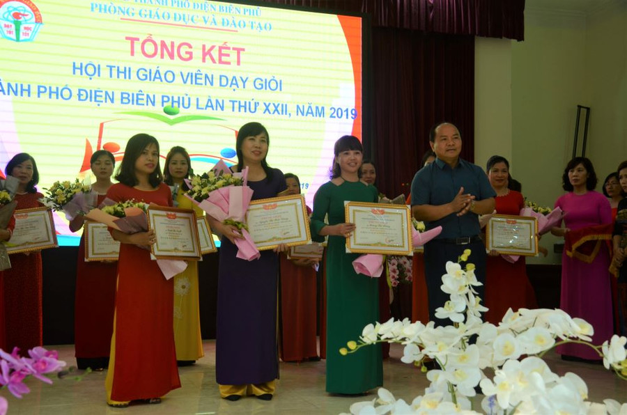 Ông Đào Hoài Nam, Phó Chủ tịch UBND thành phố Điện Biên Phủ trao giải xuất sắc cho các cá nhân có thành tích xuất sắc