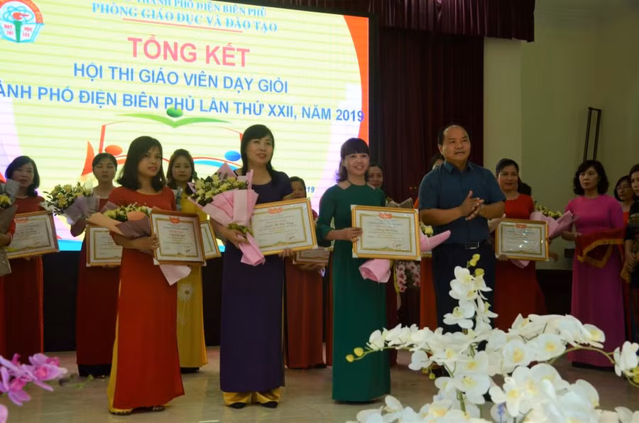 Ông Đào Hoài Nam, Phó Chủ tịch UBND thành phố Điện Biên Phủ trao giải xuất sắc cho các cá nhân có thành tích xuất sắc