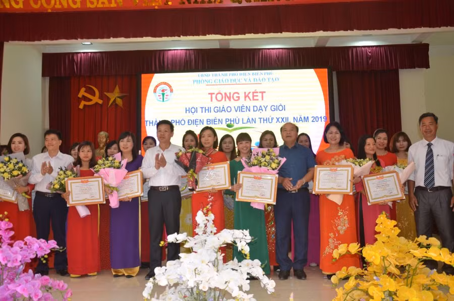 Lãnh đạo UBND TP Điện Biên Phủ và Phòng GD&ĐT trao giải cho các thầy, cô có thành tích cao