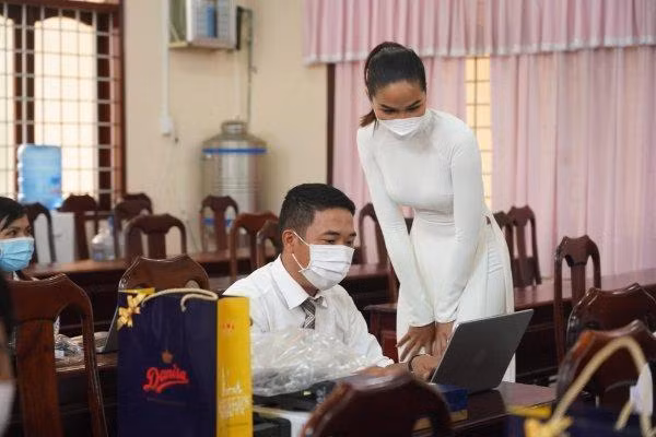 Chiếc máy tính là niềm mong mỏi của nhiều giáo viên ở vùng sâu vùng xa. (Ảnh: Danisa).