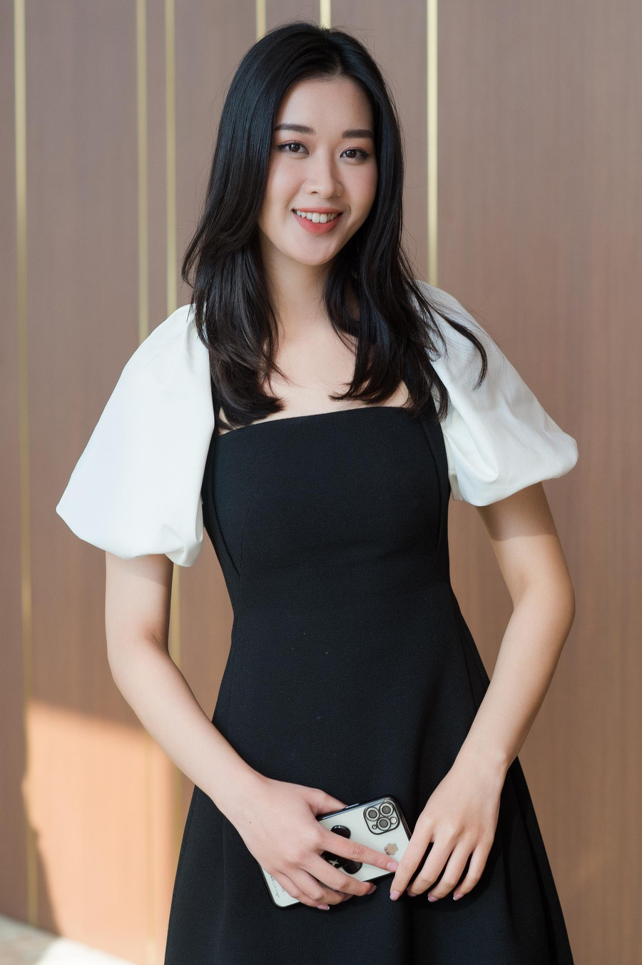 Thí sinh Nguyễn Linh Thu sinh năm 1999 ở Hà Nội. Cô từng học tại Học viện báo chí và tuyên truyền và hiện đang gắn bó với công việc MC - biên tập viên.