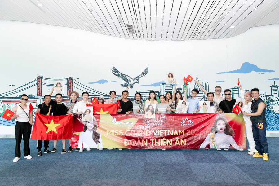 Đoàn còn chuẩn bị băng rôn, cờ Việt Nam và poster để cổ vũ cho đại diện Việt Nam trong đêm Chung kết ngày 25/10 sắp tới. Đoàn còn chuẩn bị băng rôn, cờ Việt Nam và poster để cổ vũ cho đại diện Việt Nam trong đêm Chung kết ngày 25/10 sắp tới.