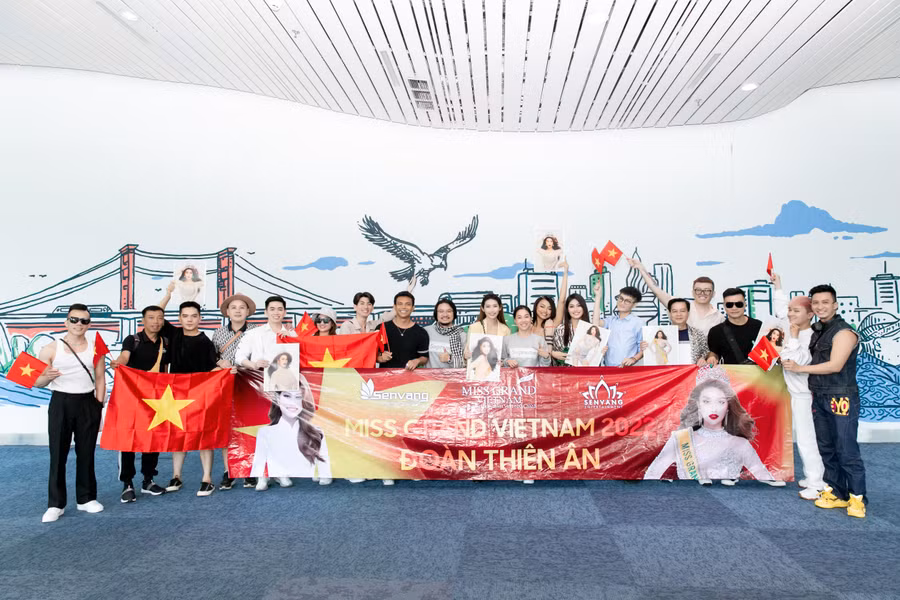 Đoàn còn chuẩn bị băng rôn, cờ Việt Nam và poster để cổ vũ cho đại diện Việt Nam trong đêm Chung kết ngày 25/10 sắp tới.