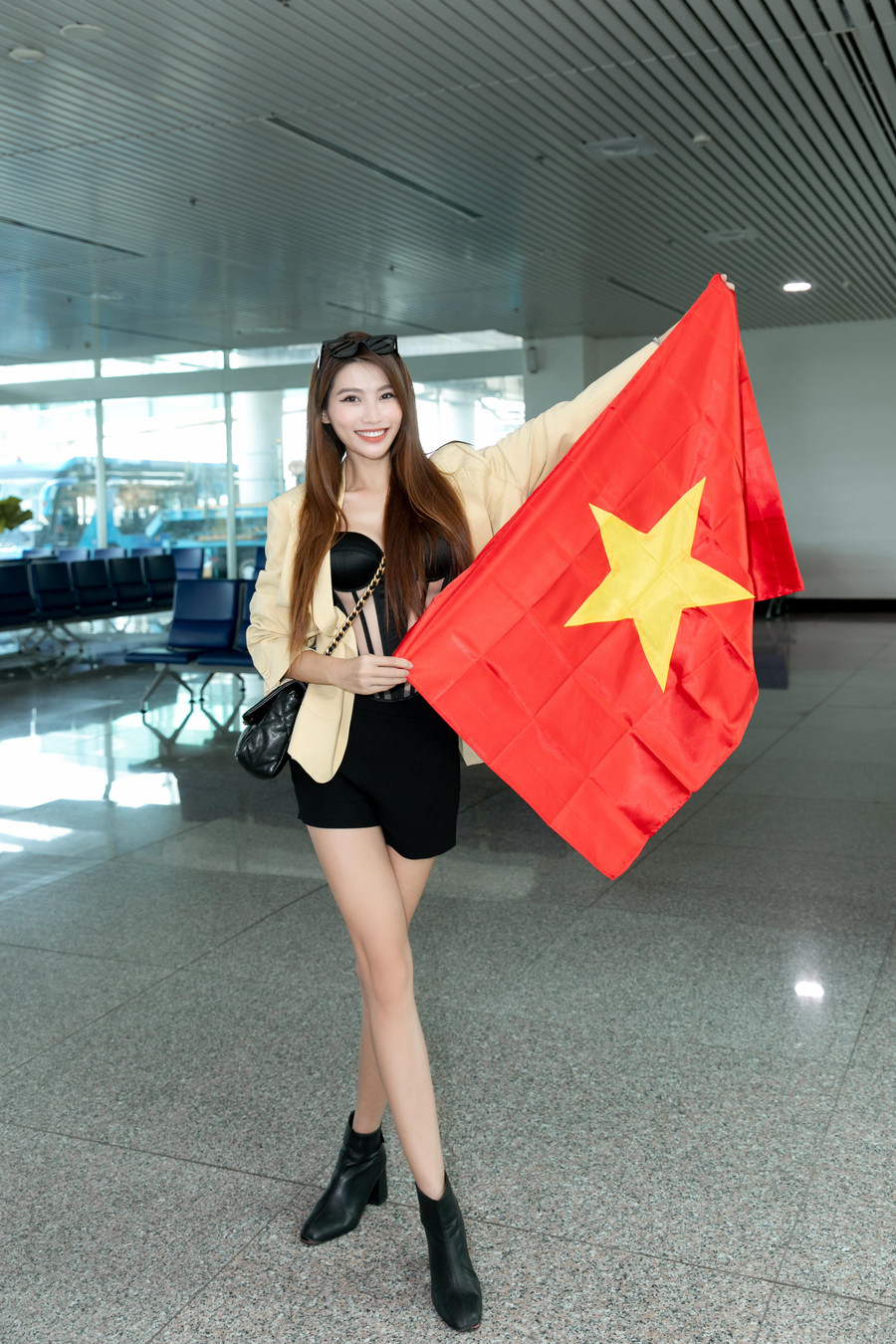 Á hậu 1 Quỳnh Châu sang Indonesia cổ vũ Thiên Ân. Á hậu 1 Quỳnh Châu sang Indonesia cổ vũ Thiên Ân.
